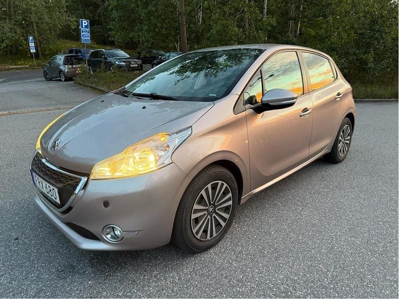 Grå Begagnad 2013 Peugeot 208 Halvkombi | 47 500 kr (Marknadspris) - Bild 1/4