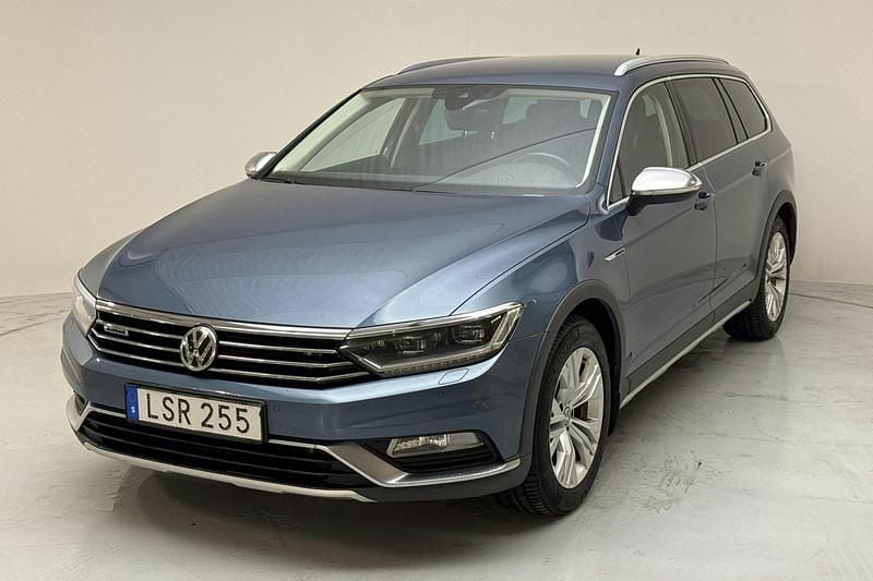 Blå Begagnad 2018 VW Passat Executive Sedan | 179 000 kr (Marknadspris) - Bild 1/4