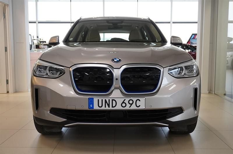 Grå/silver Begagnad 2021 BMW iX3 SUV | 449 500 kr (Lite dyr) - Bild 1/4