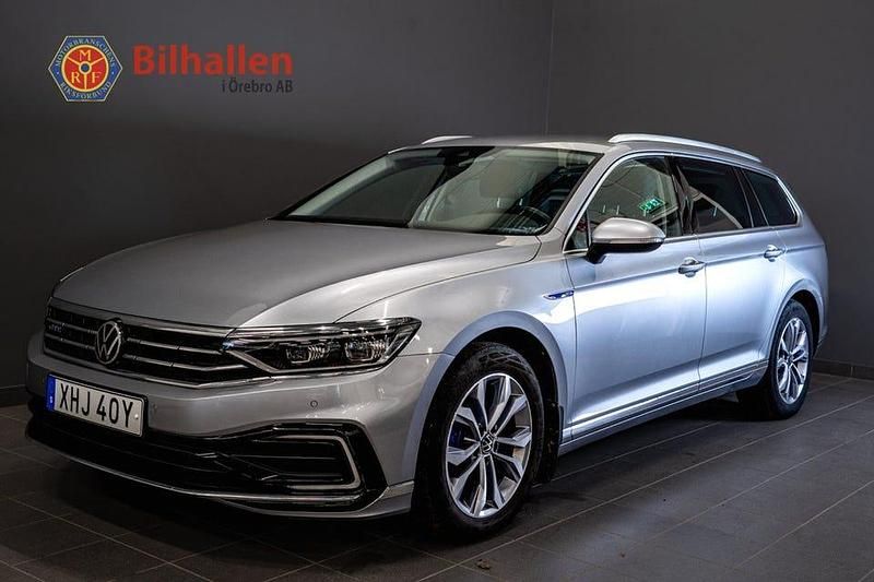 Silver Begagnad 2021 VW Passat GTE Kombi | 244 900 kr (Marknadspris) - Bild 1/4