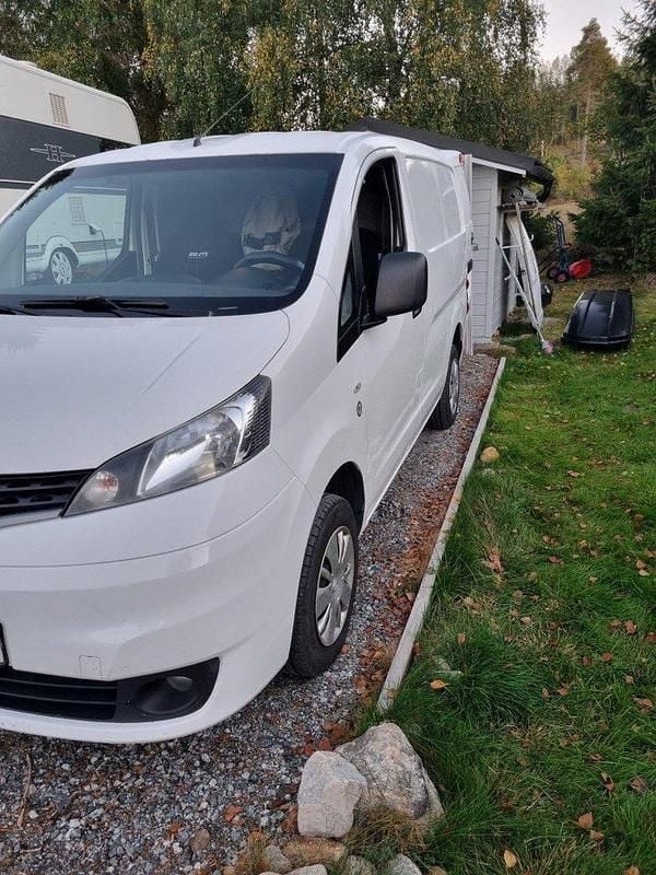 Vit Begagnad 2017 Nissan NV200 Van | 63 000 kr (Marknadspris) - Bild 1/4