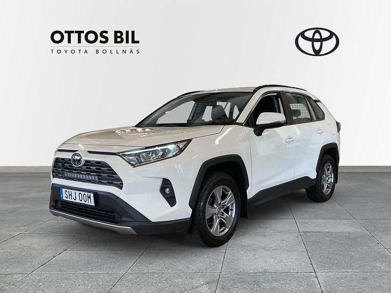 Vit Begagnad 2022 Toyota RAV4 Hybrid Active SUV | 309 000 kr (Bra pris) - Bild 1/4