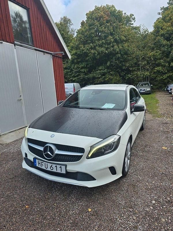 Vit Begagnad 2016 Mercedes A180 Halvkombi | 145 000 kr (Marknadspris) - Bild 1/4
