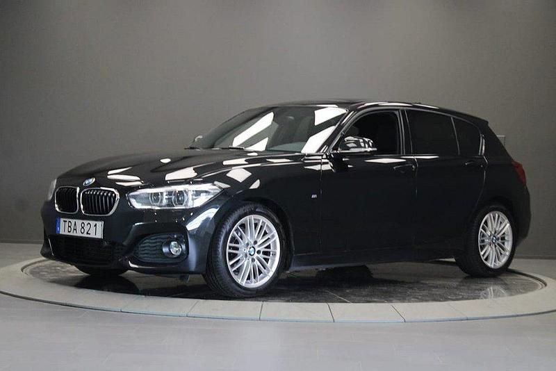 Svart Begagnad 2018 BMW 118 M Sport Halvkombi | 209 000 kr (Marknadspris) - Bild 1/4