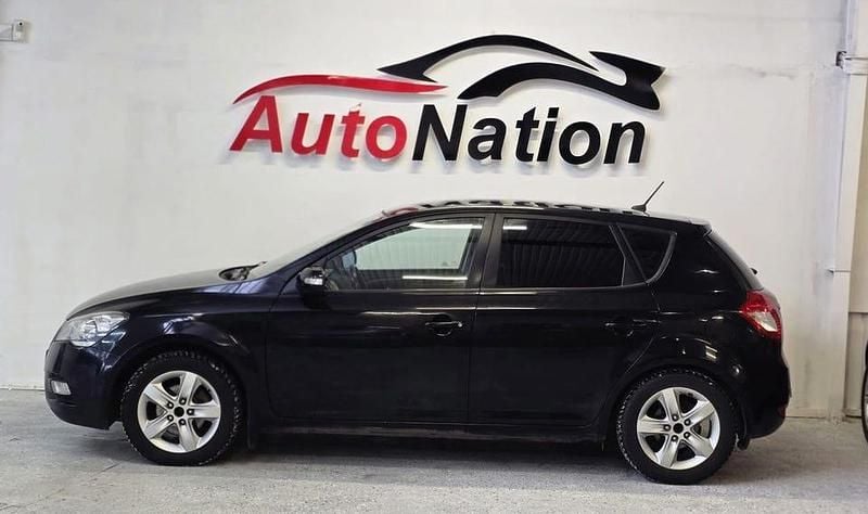 Begagnad Kia Ceed 128 HK (94 kW) 2012 Svart Halvkombi