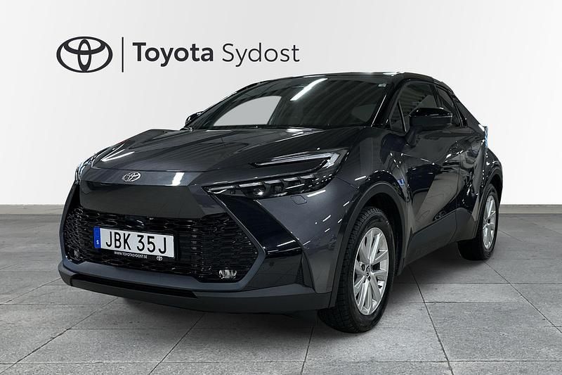 Mörkgrå Begagnad 2024 Toyota C-HR Executive SUV | 409 000 kr (Bra pris) - Bild 1/4