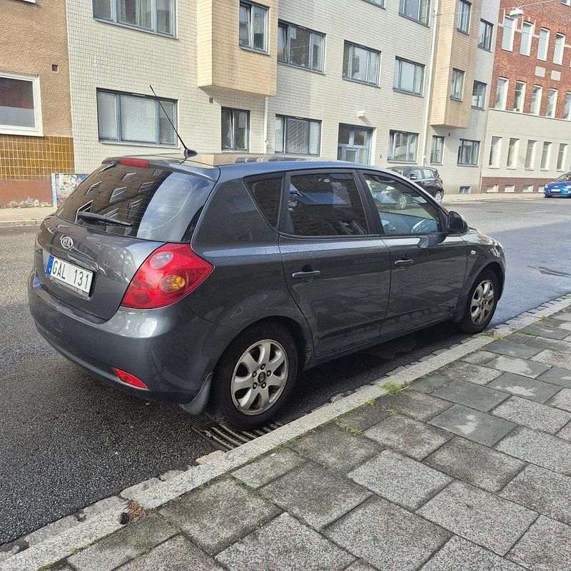 Grå Begagnad 2009 Kia Ceed 4 Halvkombi | 18 000 kr (Superpris) - Bild 1/4