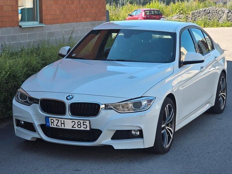 Vit Begagnad 2012 BMW 320 M Sport Sedan | 119 800 kr (Marknadspris) - Bild 1/4