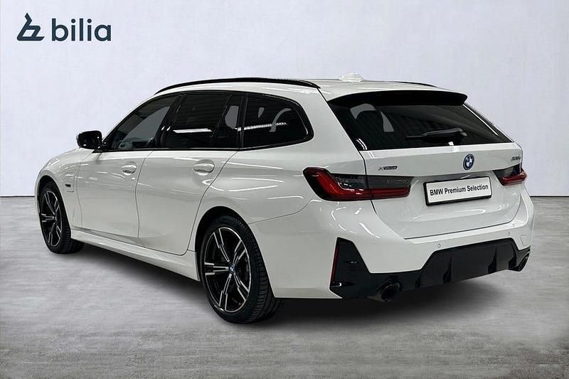 Begagnad BMW 330 M Sport 292 HK (214 kW) 2023 Alpinvit Kombi
