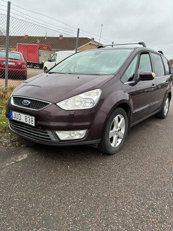 Röd Begagnad 2009 Ford Galaxy Minibuss | 25 000 kr (Superpris) - Bild 1/4