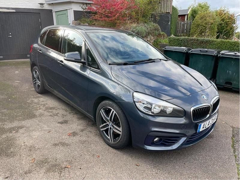 Grå Begagnad 2015 BMW 218 Active Tourer Sport Line Minibuss | 130 000 kr (Marknadspris) - Bild 1/4