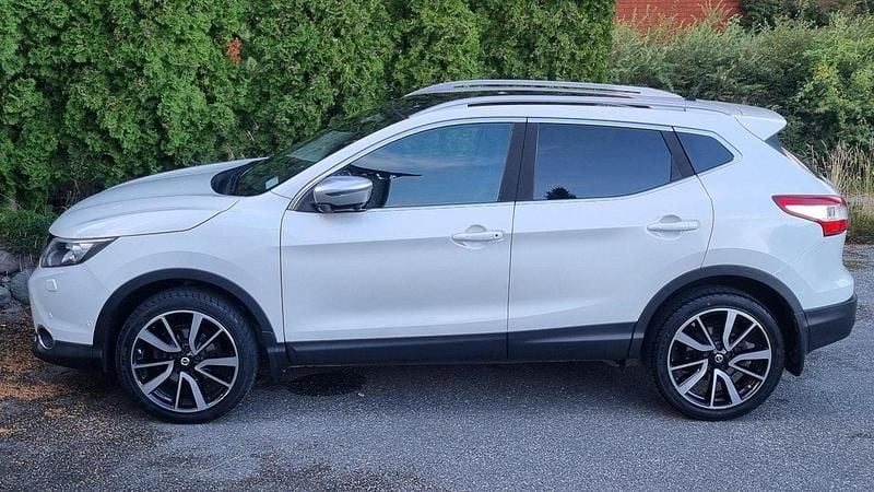 Vit Begagnad 2017 Nissan Qashqai SUV | 139 000 kr (Marknadspris) - Bild 1/4