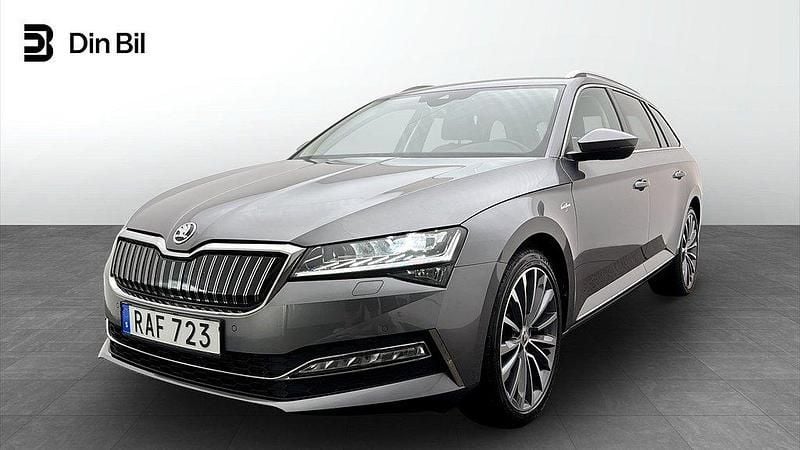 Grå (graphite grey metallic) Begagnad 2023 Skoda Superb LAURIN & KLEMENT Kombi | 409 900 kr (Dyr) - Bild 1/4