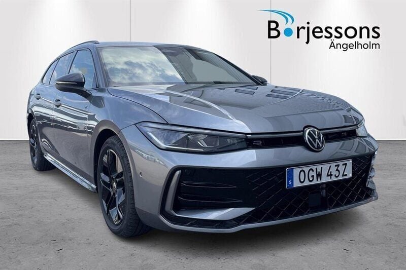 Mörkgrå Ny 2025 VW Passat Edition Kombi | 545 200 kr (Marknadspris) - Bild 1/4