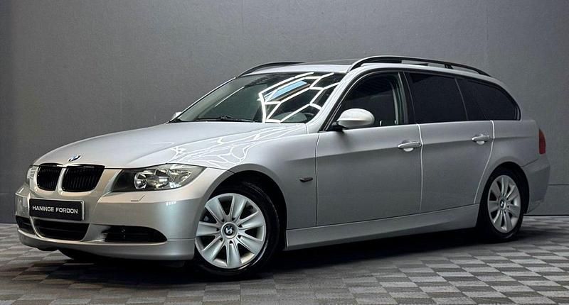 Ljusgrå (grå) Begagnad 2008 BMW 320 Kombi | 89 900 kr (Lite dyr) - Bild 1/4