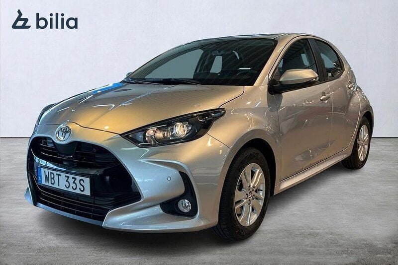 Silver Ny 2024 Toyota Yaris Hybrid Active Halvkombi | 249 900 kr (Marknadspris) - Bild 1/4