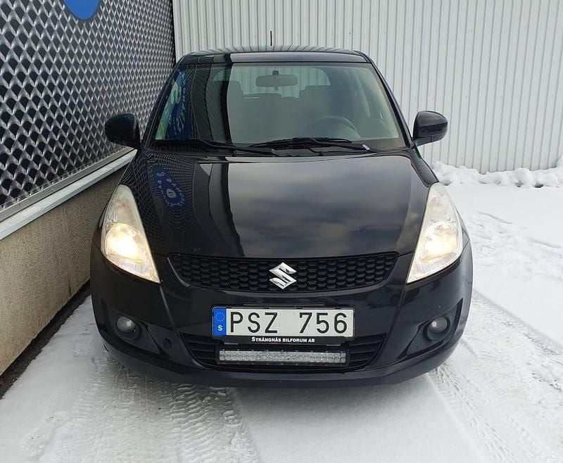 Begagnad Suzuki Swift Exclusive 94 HK (69 kW) 2012 Svart Halvkombi