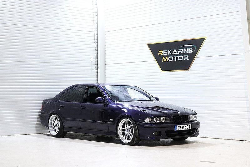Lila Begagnad 1999 BMW 523 M Sport Sedan | 114 900 kr - Bild 1/4