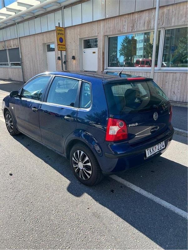 Blå Begagnad 2003 VW Polo Halvkombi | 15 000 kr (Marknadspris) - Bild 1/4