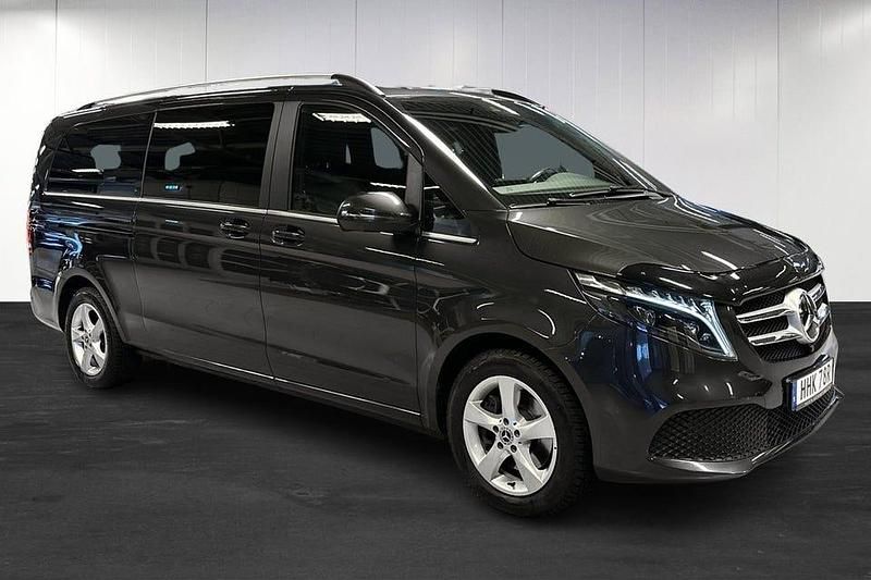 Begagnad Mercedes V300 Avantgarde 237 HK (174 kW) 2023 Grå Minibuss