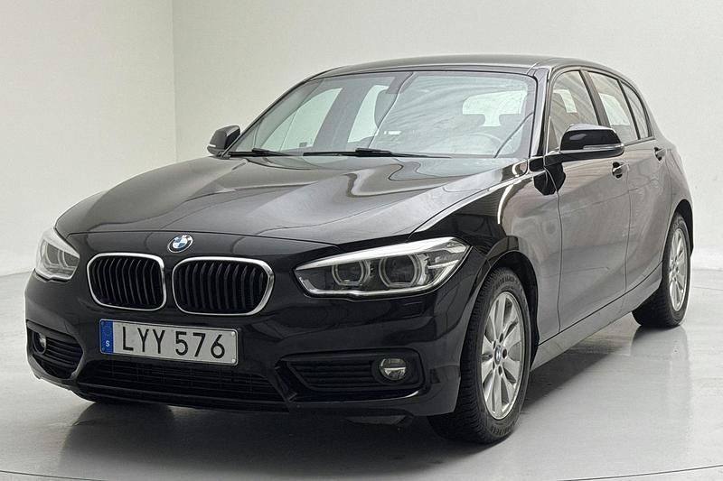Svart Begagnad 2018 BMW 118 Advantage Halvkombi | 136 000 kr (Superpris) - Bild 1/4