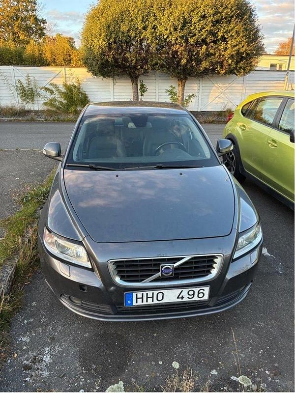 Grå Begagnad 2010 Volvo S40 Momentum Sedan | 10 000 kr - Bild 1/4