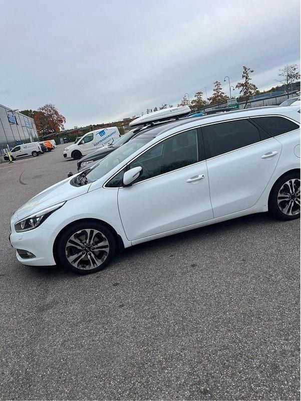 Vit Begagnad 2015 Kia Ceed Sportswagon Comfort Kombi | 85 000 kr (Marknadspris) - Bild 1/4