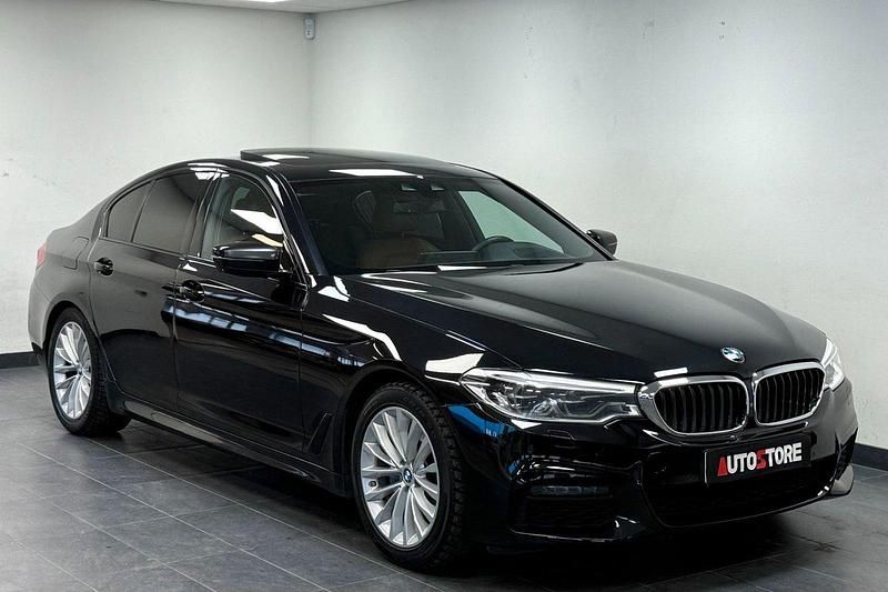 Svart Begagnad 2018 BMW 520 M Sport Sedan | 249 900 kr (Lite dyr) - Bild 1/4