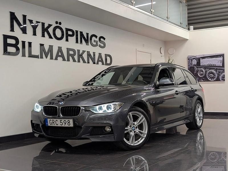 Grå Begagnad 2015 BMW 320 M Sport Kombi | 174 900 kr (Marknadspris) - Bild 1/4