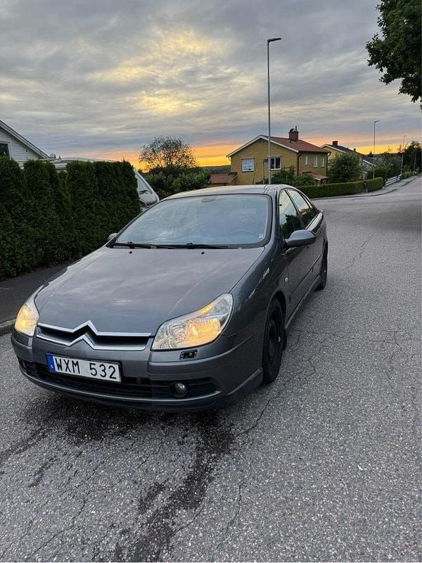 Grå Begagnad 2005 Citroën C5 Halvkombi | 19 500 kr (Bra pris) - Bild 1/4