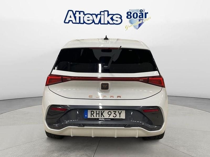 Begagnad Cupra Born e-Boost 172 kW (234 HK) 2023 Vit Halvkombi