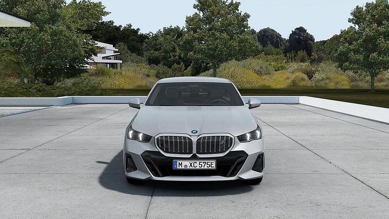Begagnad BMW i5 M Sport 290 kW (395 HK) 2024 Grå/silver Sedan