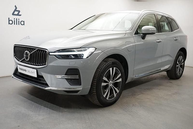 Grå Begagnad 2023 Volvo XC60 Core SUV | 459 900 kr (Marknadspris) - Bild 1/3