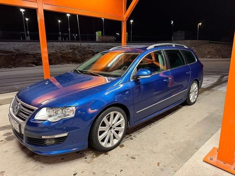 Blå Begagnad 2010 VW Passat R-line Kombi | 79 900 kr (Dyr) - Bild 1/4