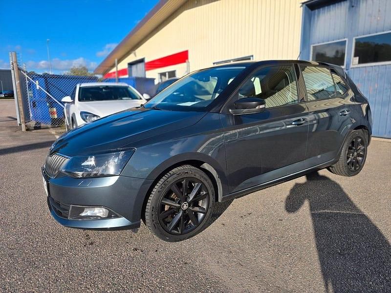 Grå Begagnad 2017 Skoda Fabia Style Halvkombi | 99 900 kr (Marknadspris) - Bild 1/4