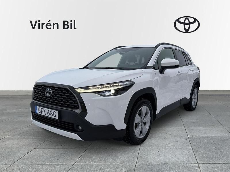 Vit Begagnad 2024 Toyota Corolla Cross Style SUV | 359 000 kr (Marknadspris) - Bild 1/4
