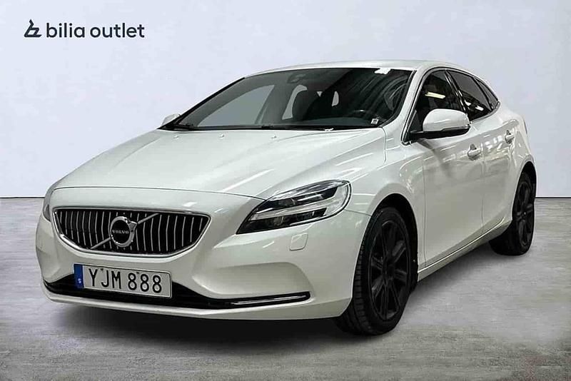 Vit Begagnad 2017 Volvo V40 Halvkombi | 169 900 kr (Lite dyr) - Bild 1/1