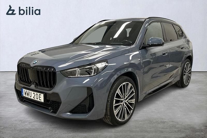 Grå Begagnad 2023 BMW X1 M Sport SUV | 469 800 kr - Bild 1/4