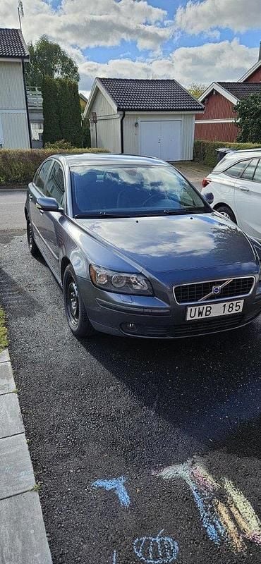 Grå Begagnad 2004 Volvo S40 Sedan | 17 000 kr (Superpris) - Bild 1/3