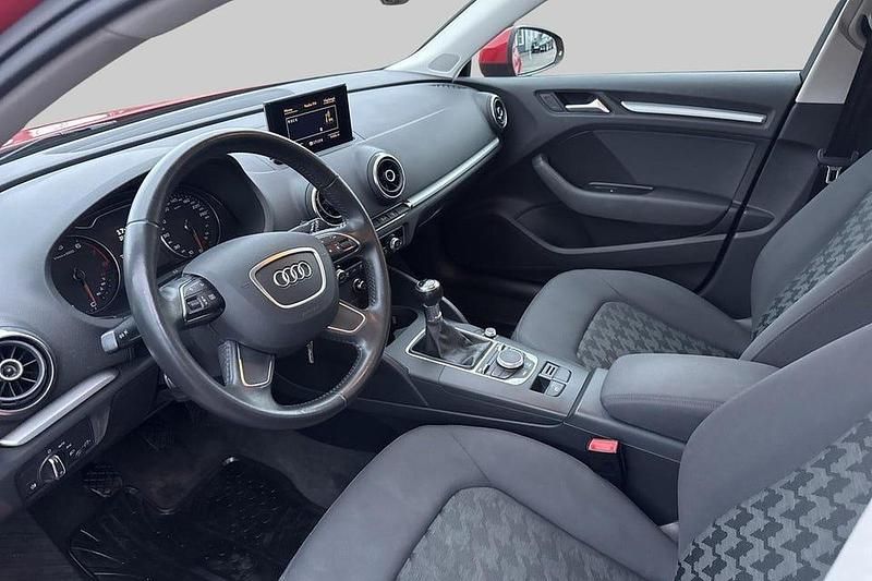 Begagnad Audi A3 Attraction 105 HK (77 kW) 2014 Röd
