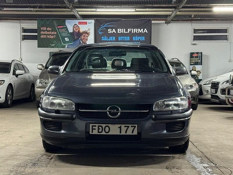 Grå Begagnad 1996 Opel Omega Sedan | 39 900 kr - Bild 1/4