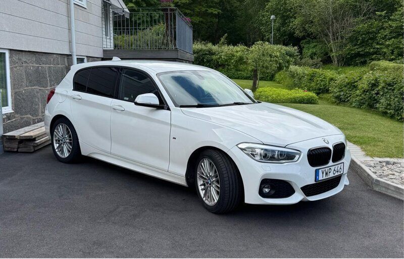 Vit Begagnad 2018 BMW 118 M Sport Halvkombi | 159 000 kr (Superpris) - Bild 1/4