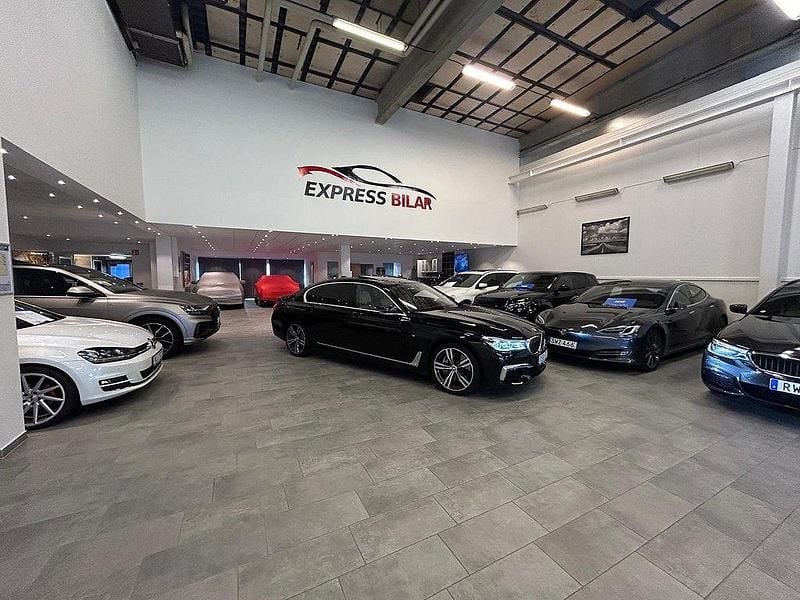 Svart Begagnad 2018 BMW 750 Executive Sedan | 649 900 kr - Bild 1/4
