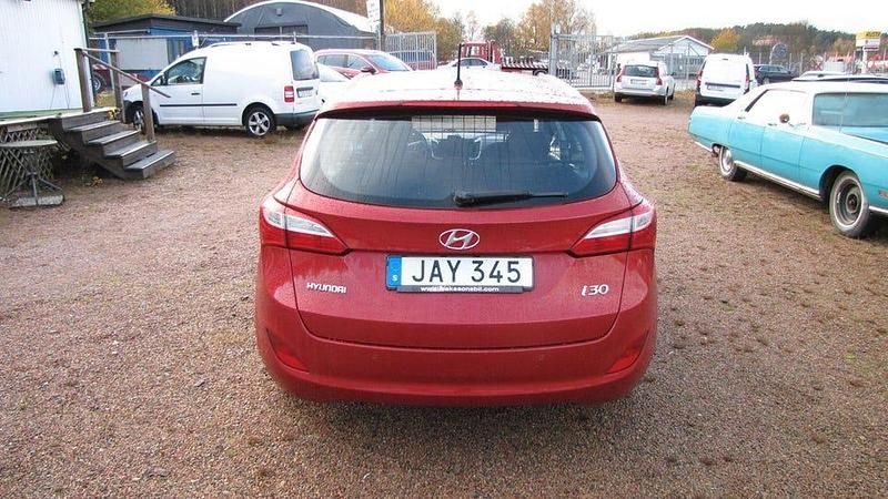 Begagnad Hyundai i30 Comfort 110 HK (80 kW) 2015 Röd Kombi