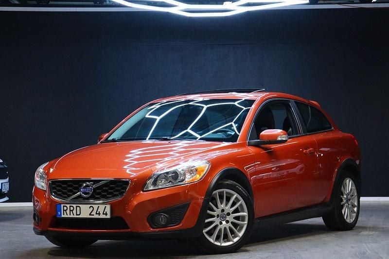 Ljusröd (röd) Begagnad 2012 Volvo C30 Halvkombi | 99 900 kr - Bild 1/4