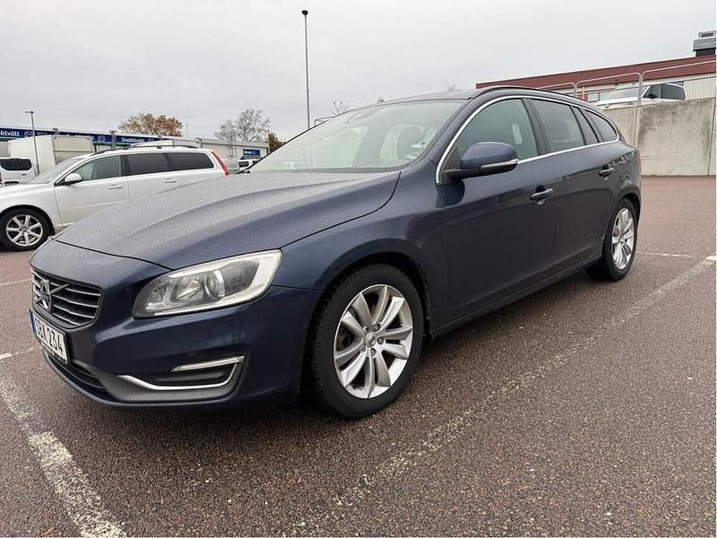 Blå Begagnad 2014 Volvo V60 Momentum Kombi | 84 900 kr (Marknadspris) - Bild 1/4