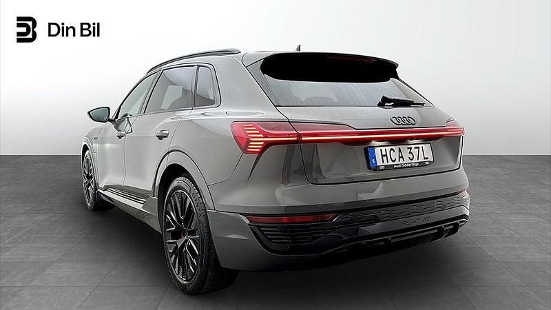 Begagnad Audi e-tron S-Line 300 kW (408 HK) 2023 Grå SUV