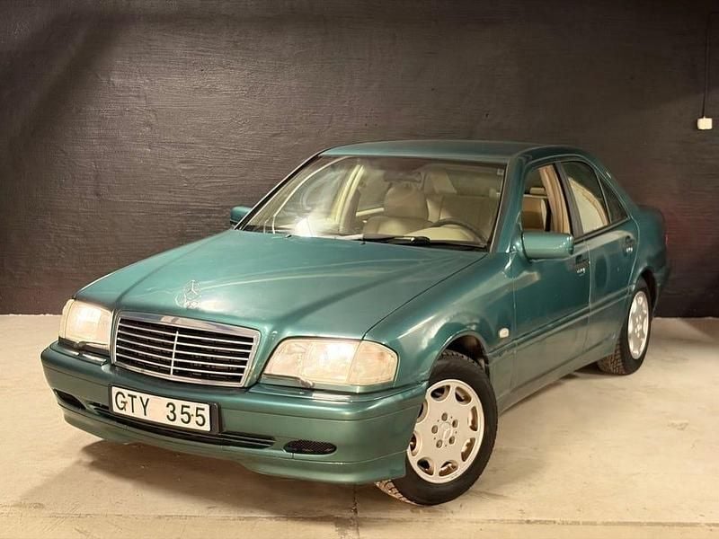 Grön Begagnad 1998 Mercedes C200 Sedan | 24 900 kr - Bild 1/4