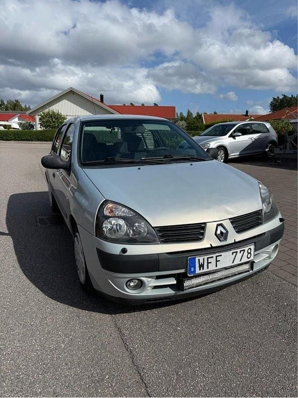 Grå Begagnad 2004 Renault Clio II Expression Halvkombi | 20 000 kr (Marknadspris) - Bild 1/4