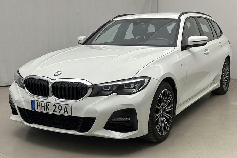 Vit Begagnad 2021 BMW 330 M Sport Kombi | 369 800 kr (Marknadspris) - Bild 1/4
